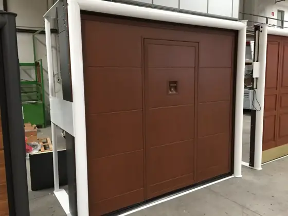 Basculante per garage con porta pedonale integrata