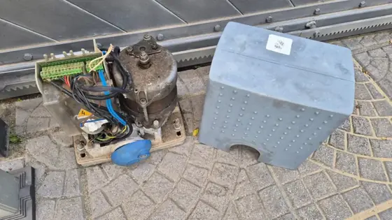 Motore di un cancello scorrevole aperto durante la riparazione