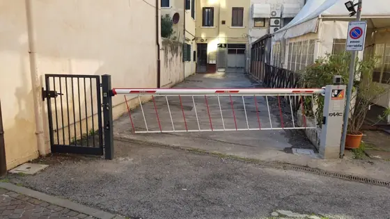 Sbarra automatica FAAC con rastrelliera all’ingresso di un cortile